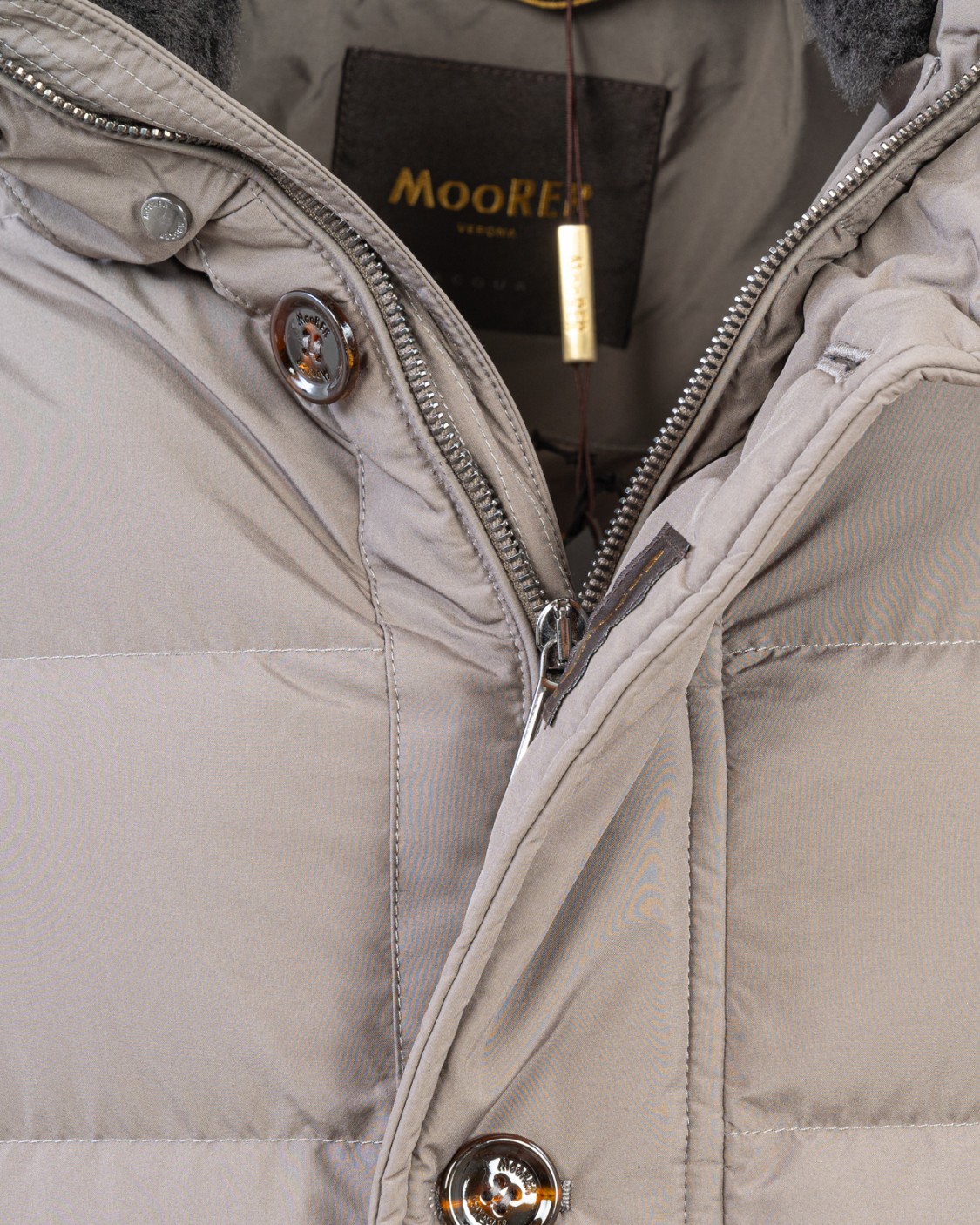 shop MOORER Saldi Giaccone: Moorer "SATURNO TP" giaccone dalla linea dritta imbottito in piuma d’oca, trapuntato a boudin. 
Tasche scalda mano verticali sul petto chiuse da zip.
Tasche sul fianco a filetto con pattina. 
Doppia chiusura frontale con zip in metallo a doppio cursore e bottoni in corno. 
Interno collo impreziosito da pelliccia removibile.
Cappuccio regolabile staccabile, chiuso sul collo con bottoni a pressione a vista.
Interno foderato e trapuntato sul lato schiena. 
Comode tasche interne porta valori. 
Composizione tessuto: 100% poliestere.
Fabbricato in Italia.. SATURNO TP-0203 number 1025918